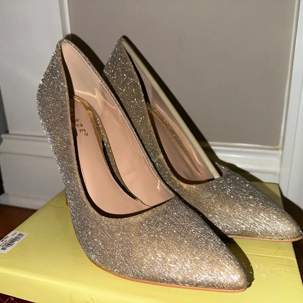 Elegant Gold Glitter Pumps - Picture 1 of 4
